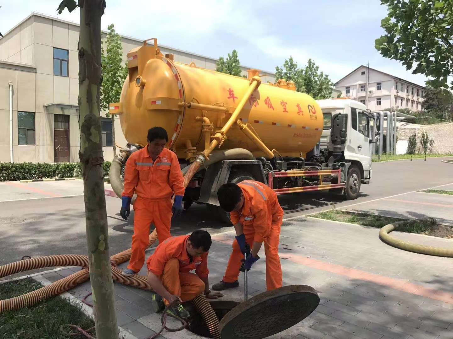 台儿庄化粪池清理与5-8吨吸粪车施工效率分析